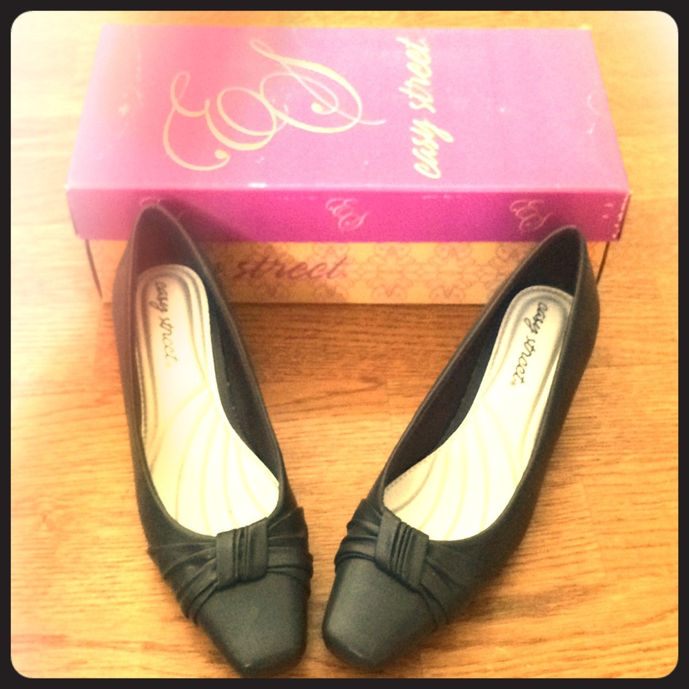 Easy Street Navy Heels size 6M women shoes